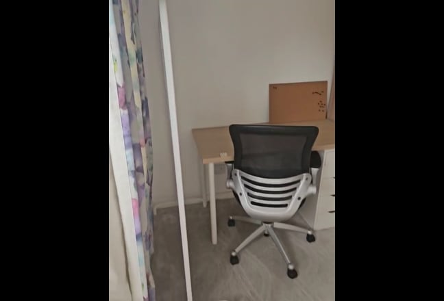 Bright Room in 3-Bed Flat with Patio Main Photo