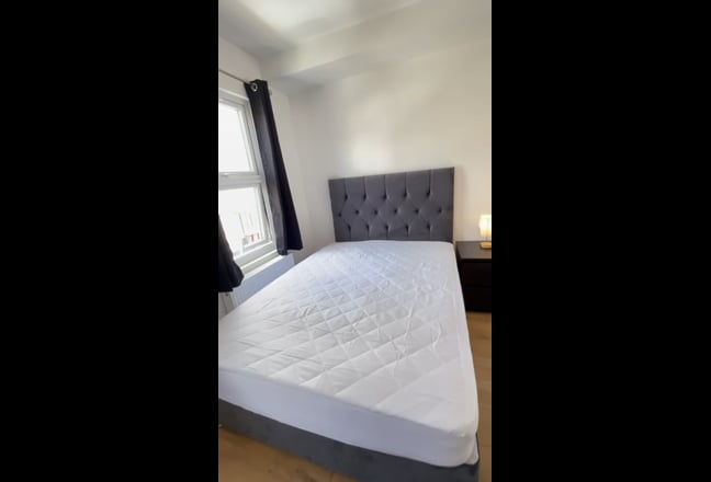 Available Now –Spacious Room with En-Suite Main Photo