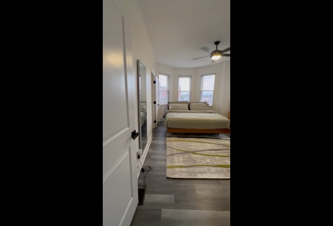 Huge Bedroom Main Photo