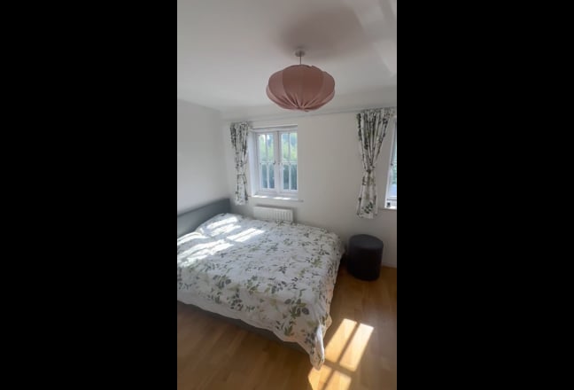 Bright Double Room in a  quite residential area Main Photo