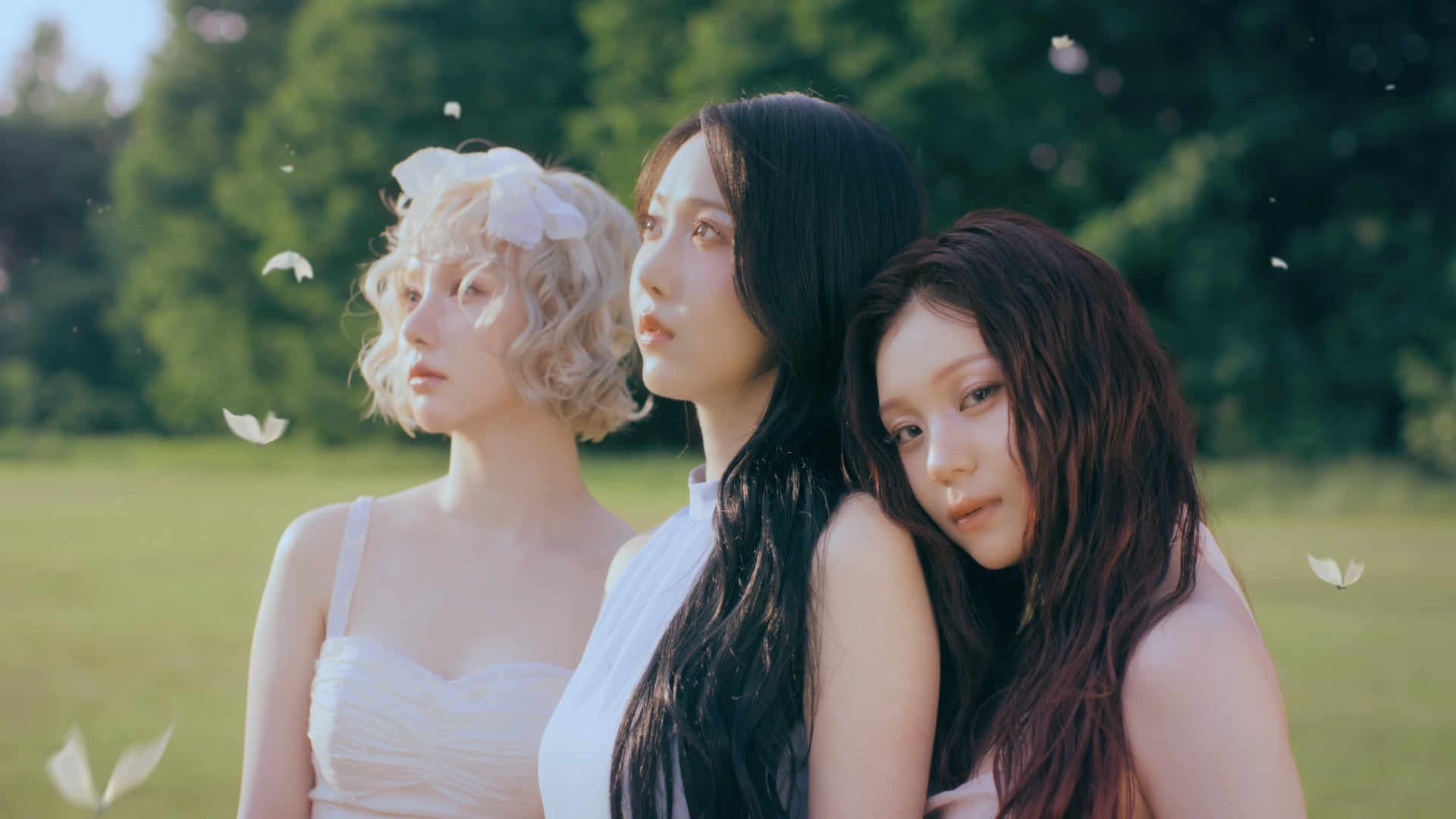VIVIZ - 'La La Love Me' MV