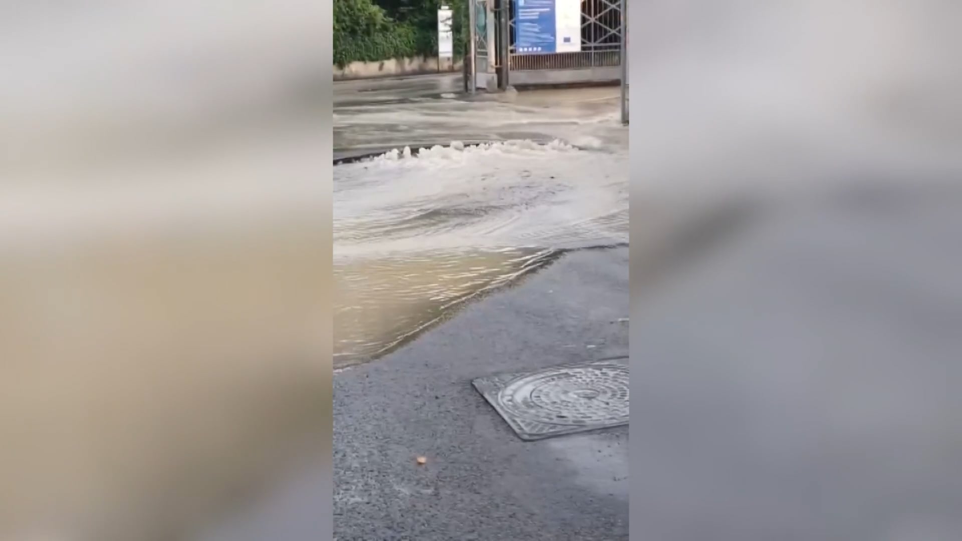 Doppia rottura idrica in via Castiglione, Hera al lavoro