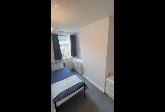 Town Centre Room Available - All Bills included! Main Photo