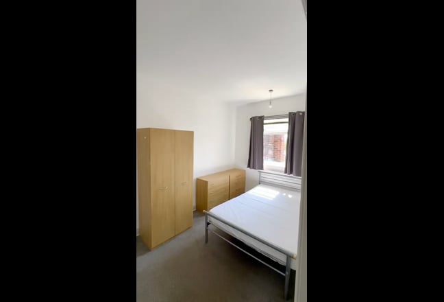 Double Room w/storage - Near TrainStation/Centre Main Photo