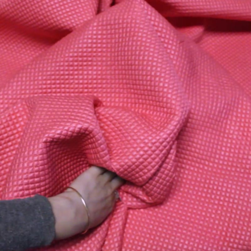 Vidéo: Tissu matelassé - Petits carreaux rose