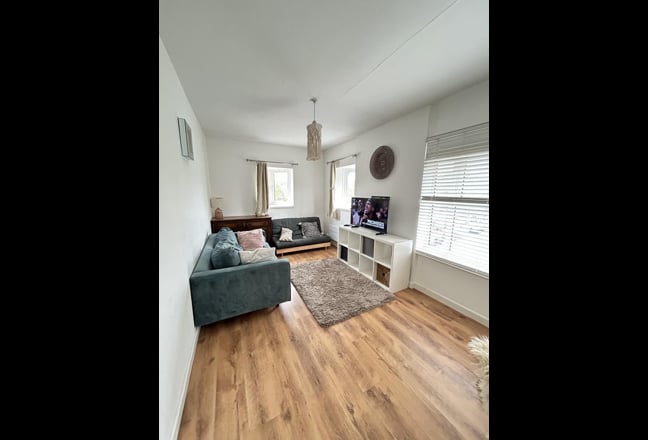 2 bed flat with free parking space- dbl room avail Main Photo