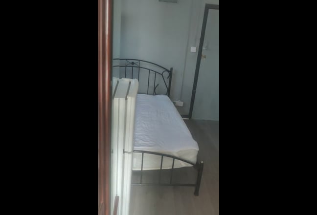 A studio apartment To Rent  Main Photo