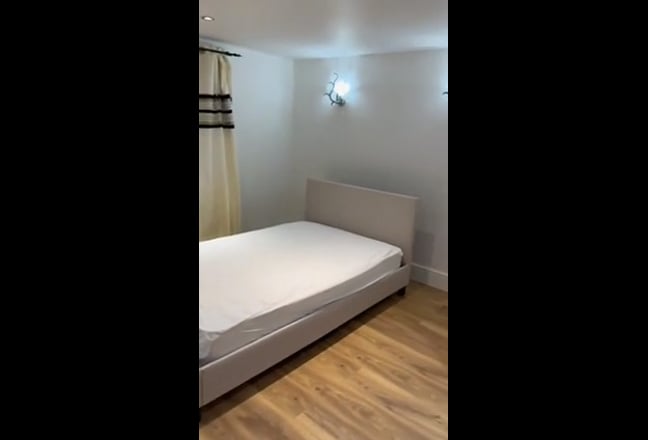 Large luxury room- Fully furnished (Guildford) Main Photo
