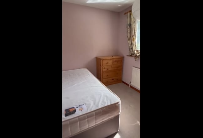 Double bedroom available in spacious quiet house Main Photo