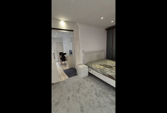 Studio/one bedroom flat in Edgware.  Main Photo