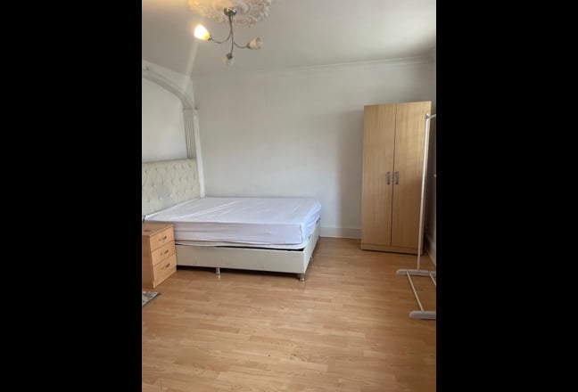 Double room in shared house E14 3DA Rent £750pcm Main Photo
