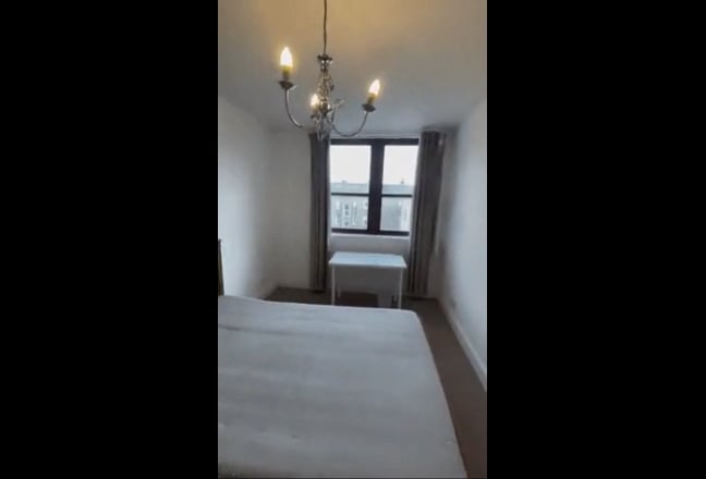 Spare room in the centre of town Main Photo