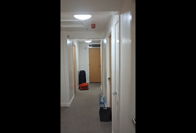 Spacious flat close to uni Main Photo