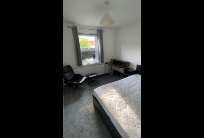 Modern Clean room near town centre  Main Photo