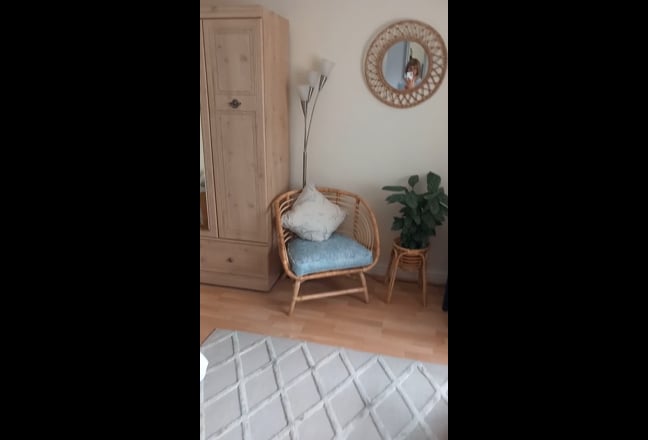 En-suite room, easy access to Daresbury SP -Sept. Main Photo