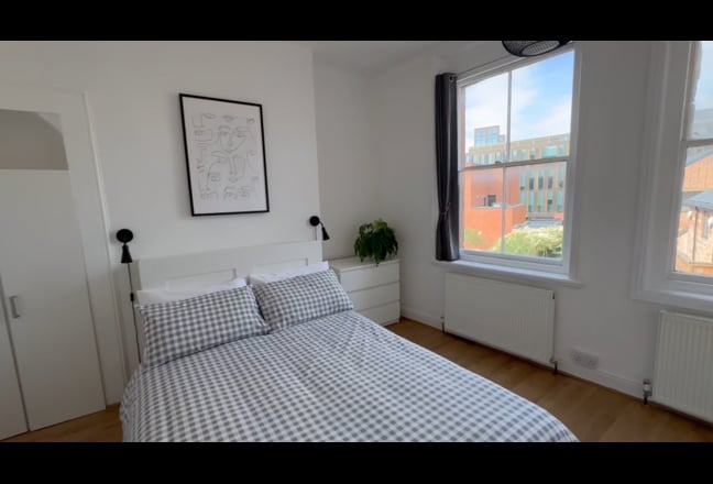 Large Double En-Suite In Town Center Main Photo