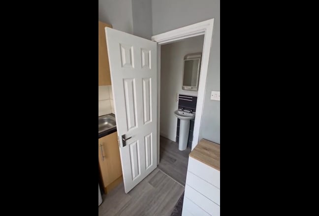  Beautiful large Ensuite in Middleton Main Photo