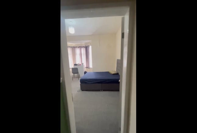 Spacious Room for Rent in Quiet 4-Bedroom House  Main Photo
