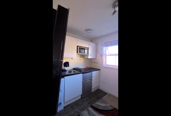 Studio Flat - Water & Fast WIFI - Included Main Photo