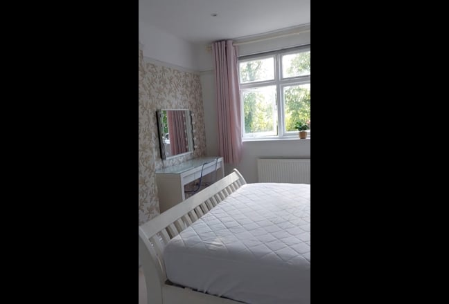 Bright & Spacious Double Room Main Photo