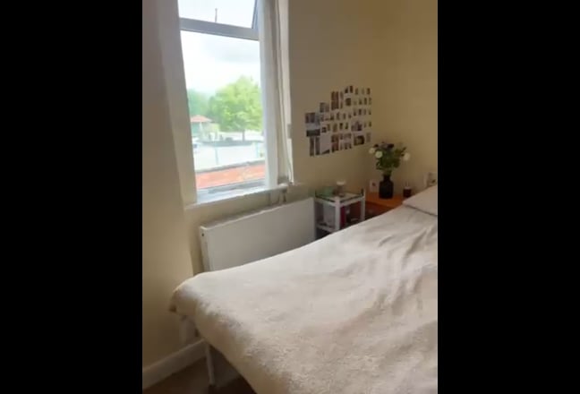 Double Bed Room in Central Creative House-Share  Main Photo