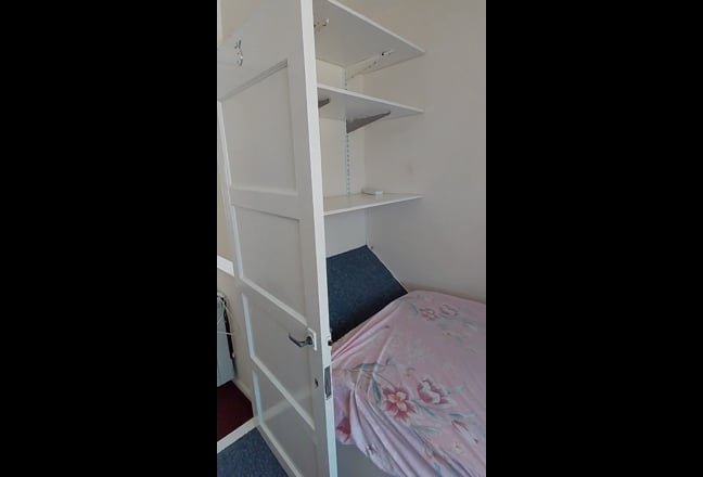 Single room in 4 bedroom house...for woman 😊 Main Photo