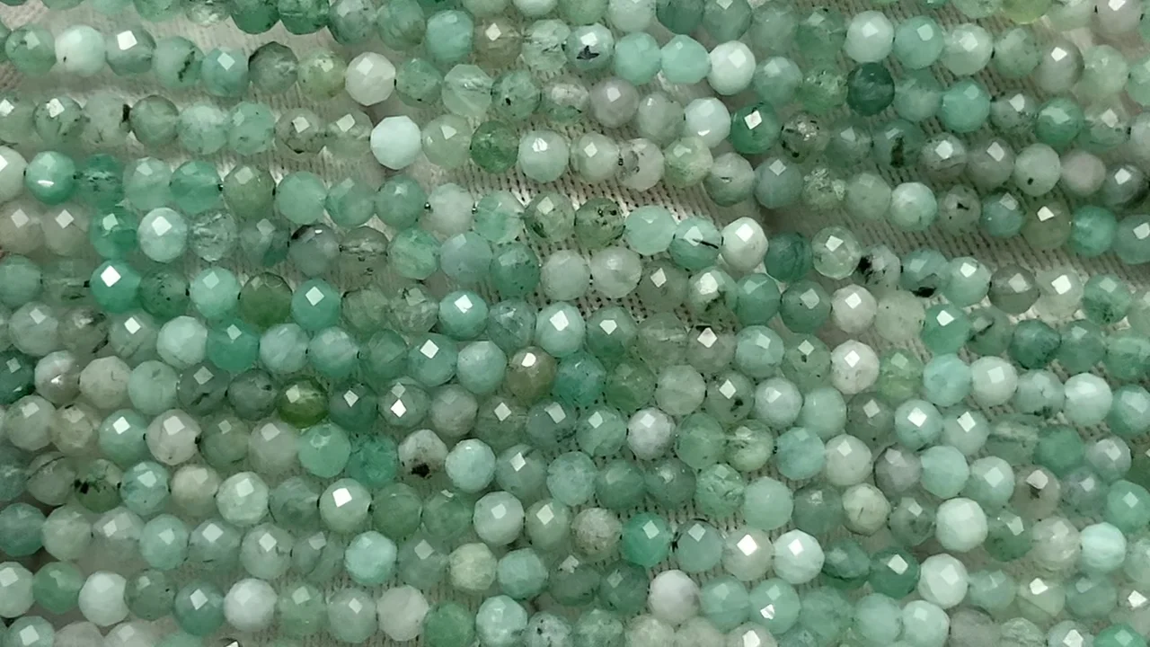 ブラジル産エメラルド AA++ ラウンドカット2mm 1連(ネックレス
