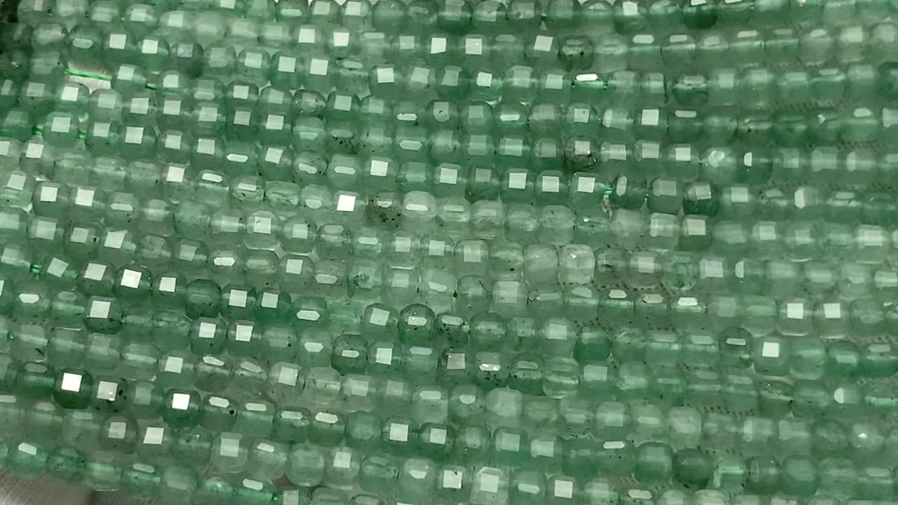グリーンアベンチュリン キューブカット2×2×2mm 1連(約37cm 