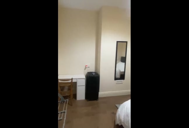 Extra large bedsit, great en suite Main Photo