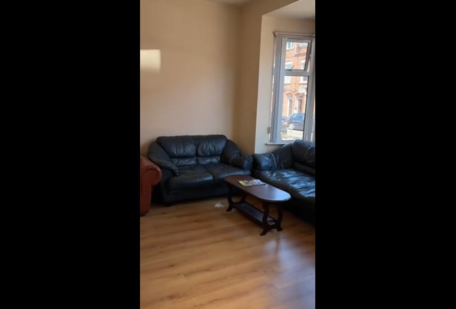 Spacious Ground Floor Room - 5 Min Walk to QUB Main Photo