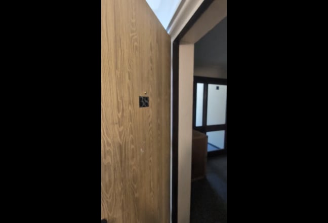 Newly decorated one bedroom flat with garden acces Main Photo