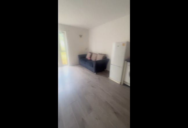 4 bed 2 bathroom house 5 mins to new Cross Stat Main Photo