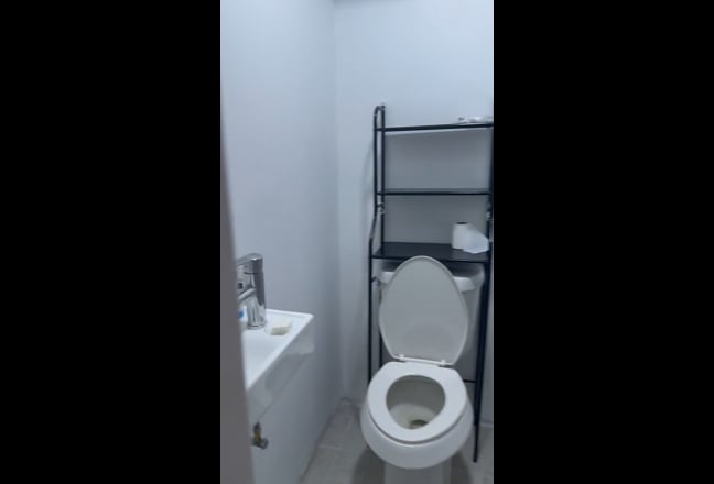 Rooms with bathroom and kitchenette inside Main Photo