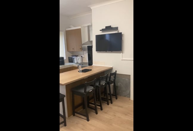 Quiet, large double room with ensuite in Morley Main Photo