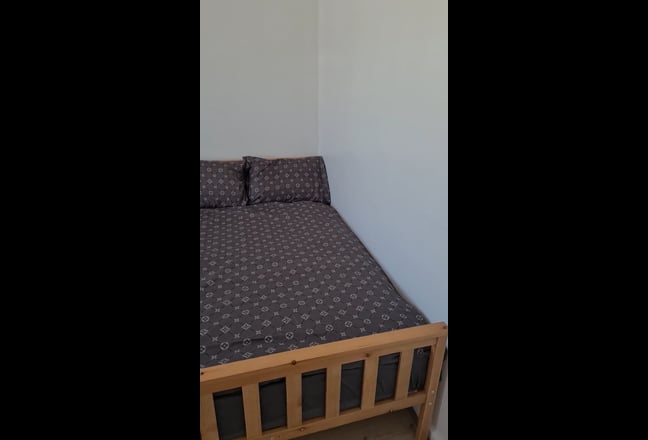 Bright Double Room in Newly Redecorated House SE2 Main Photo