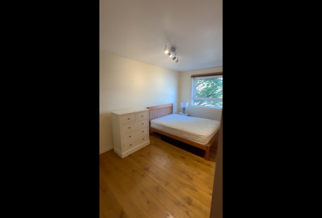 Beautifully  furnished flat in leafy barons court Main Photo