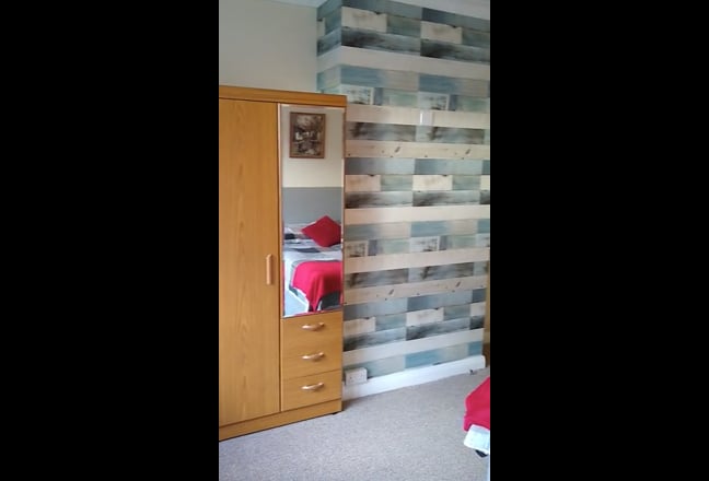 Huge double room in renovated house Main Photo