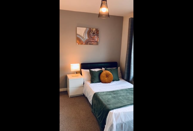 *Double En-Suite Room in Friendly House Share* Main Photo