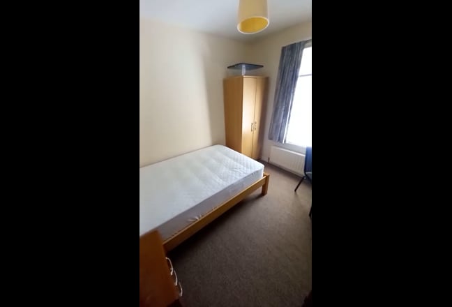 Room to rent in 3 bed semi detached house Main Photo
