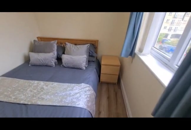 Ensuite 5 min walk Bedford Place, Gym and Parking Main Photo