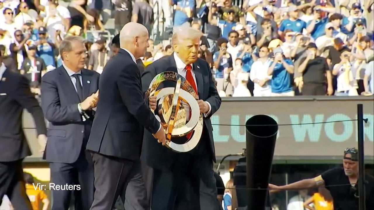 Trump zmedel nogometaše in skakal z njimi