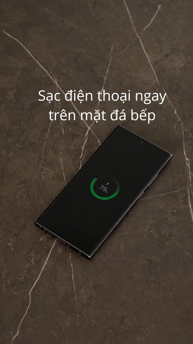 sạc điện thoại ngay trên mặt đá bếp