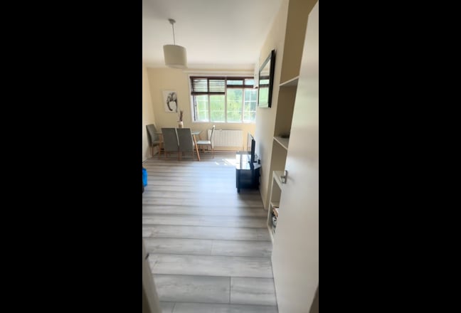 Zone 2 - Spacious 1 bedroom flat Main Photo