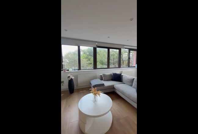 Beautiful 2 DOUBLE bed Apartment with parking SW16 Main Photo