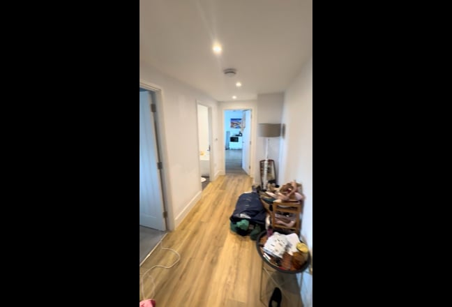 Fab 1 bed flat on Sutton High Street Main Photo