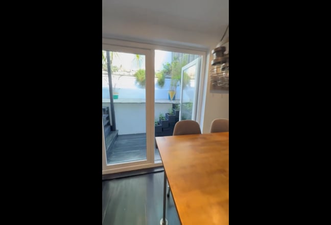 Double Bedroom with Desk & Tv  Main Photo