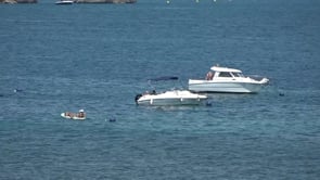 L'ajuntament col·loca les boies d'amarratge a la Creu