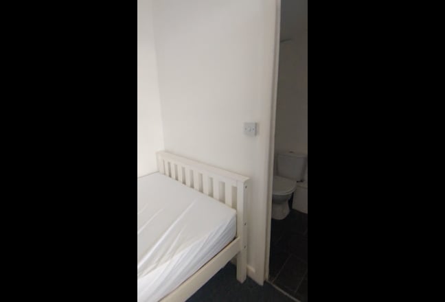 Various (4) onsuite Rooms Available  Main Photo