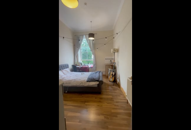 Spacious Sunny double room available  Main Photo