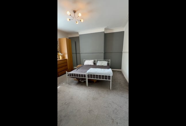 Spacious Room | 5 min walk to Lidl, Asda, Bus S.  Main Photo